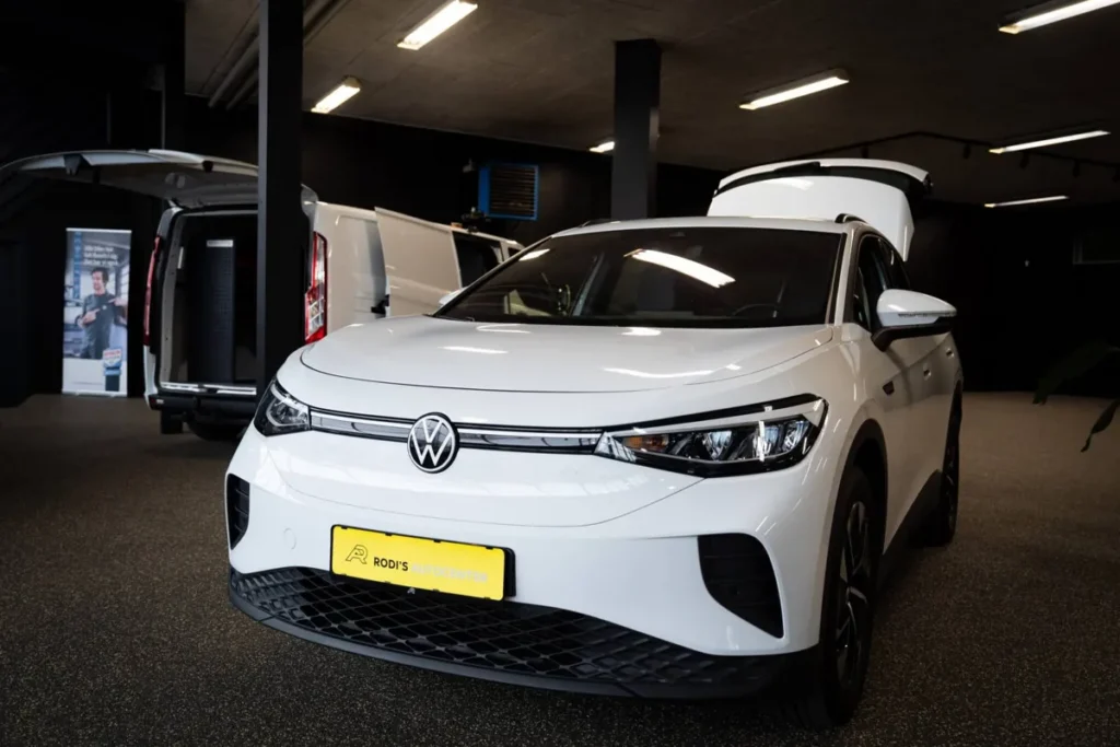 Hvid Volkswagen hos Rodi's Autocenter i Næstved