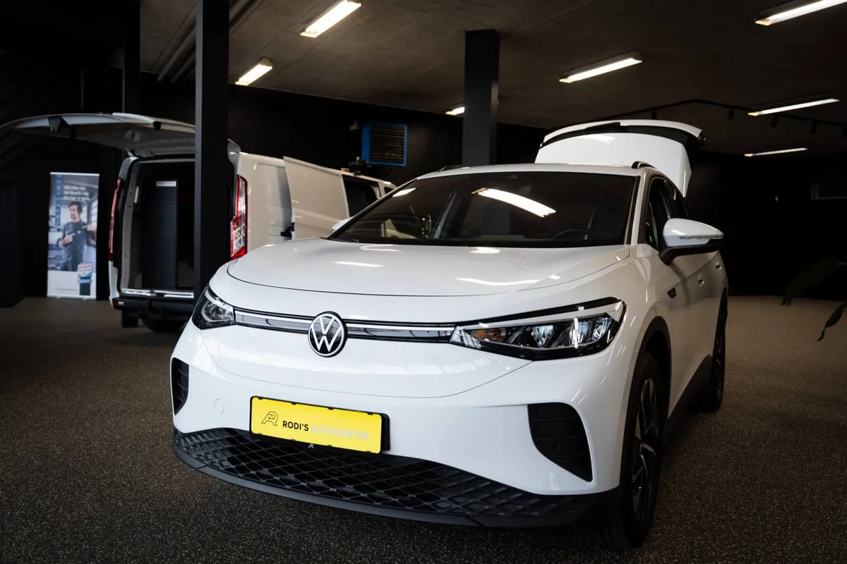 Hvid Volkswagen hos Rodi's Autocenter i Næstved